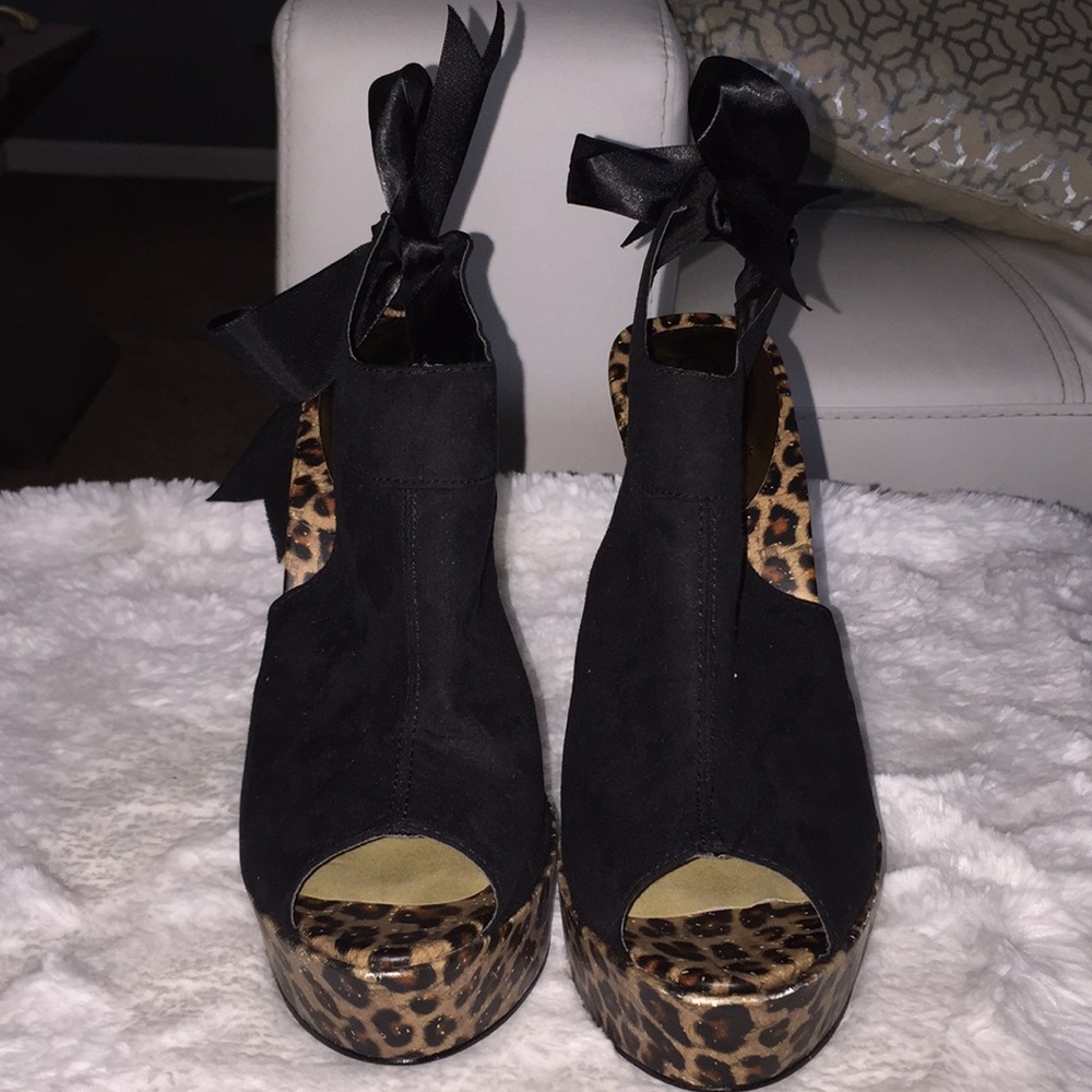 Carlos Santana cheetah peep toe heel